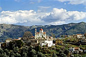 Creta - Il paesino di Laki con la bella chiesa, a Sud della Canea sull'altopiano di Omalos.